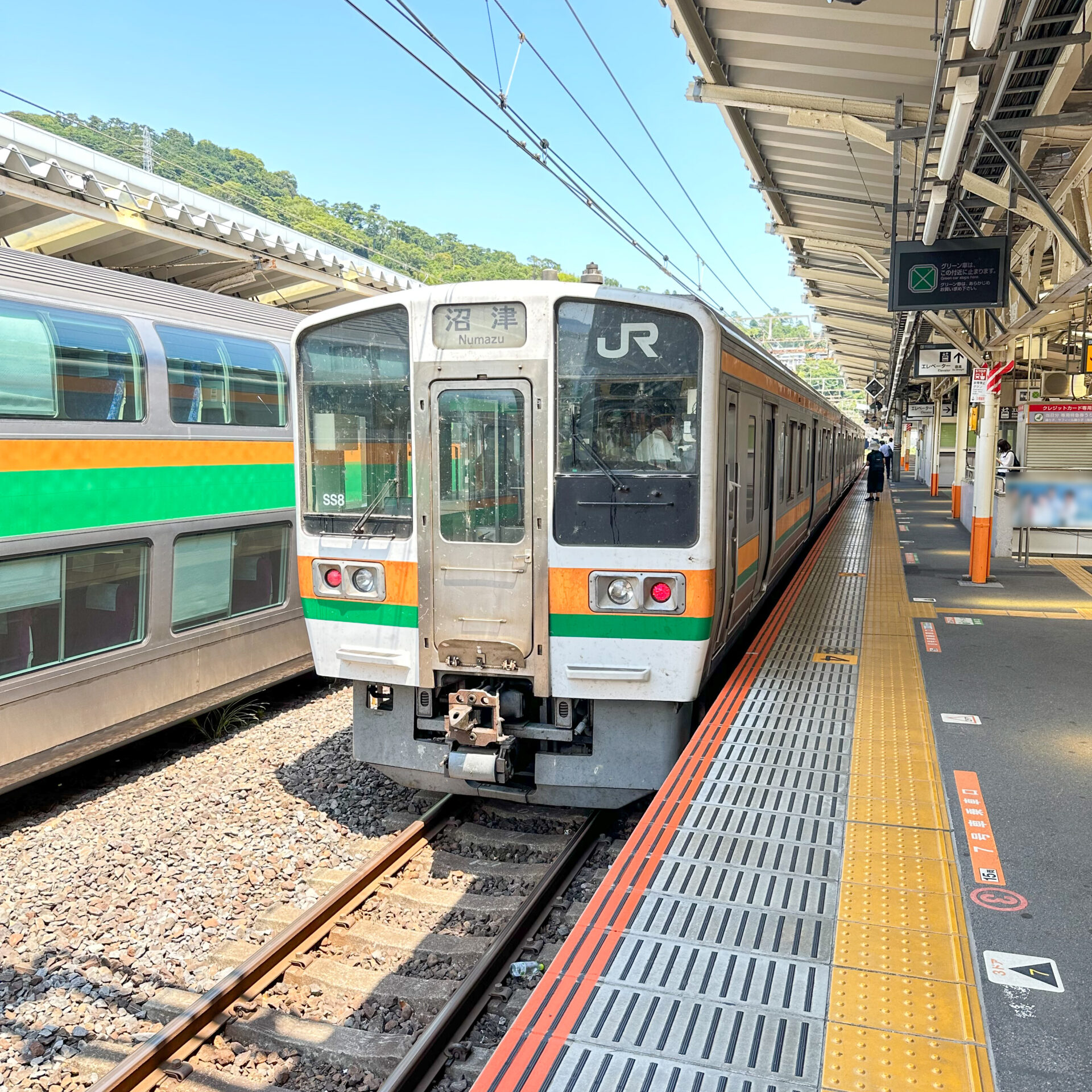 東海道線普通列車熱海駅にて