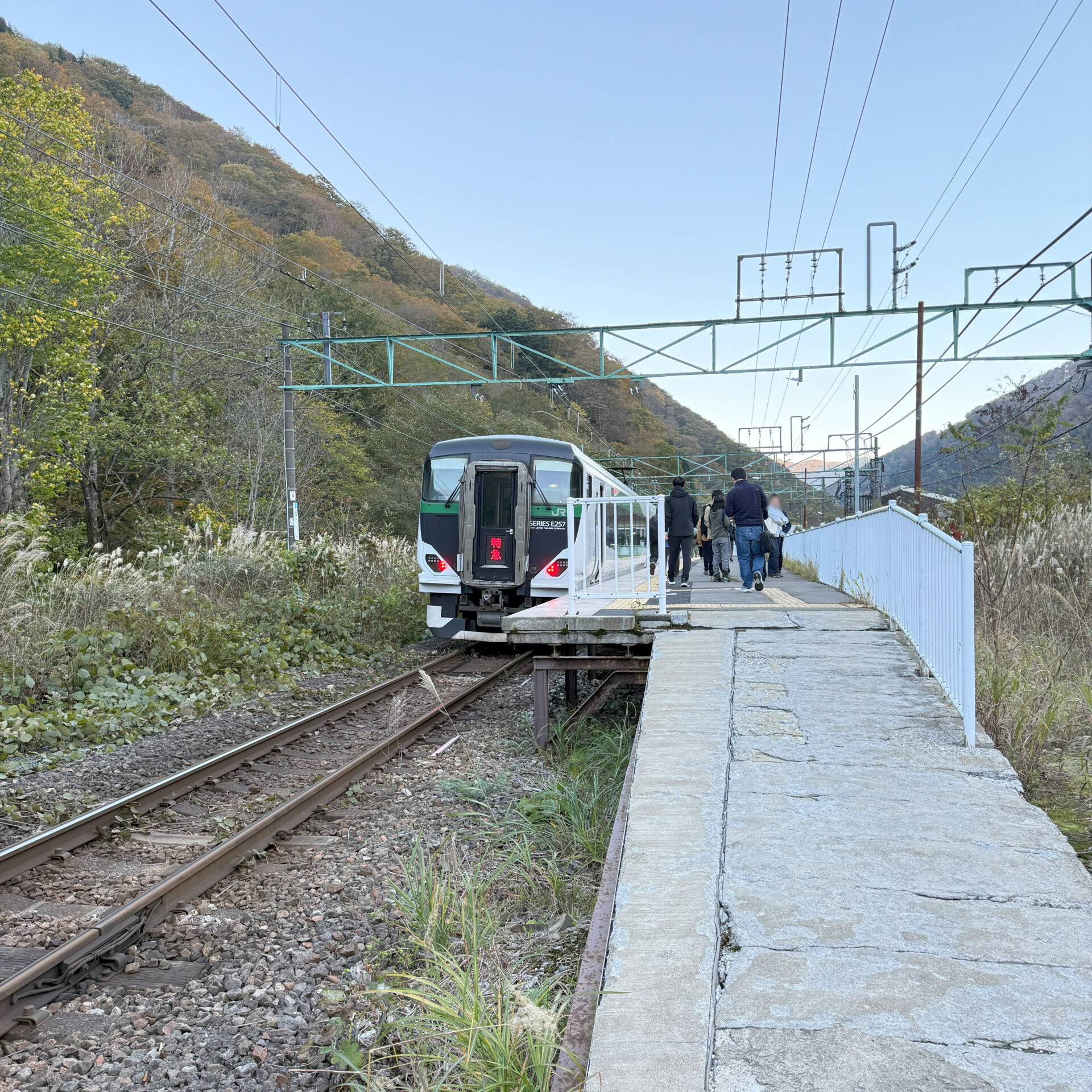 谷川岳ループ号が停車する土合駅ホーム