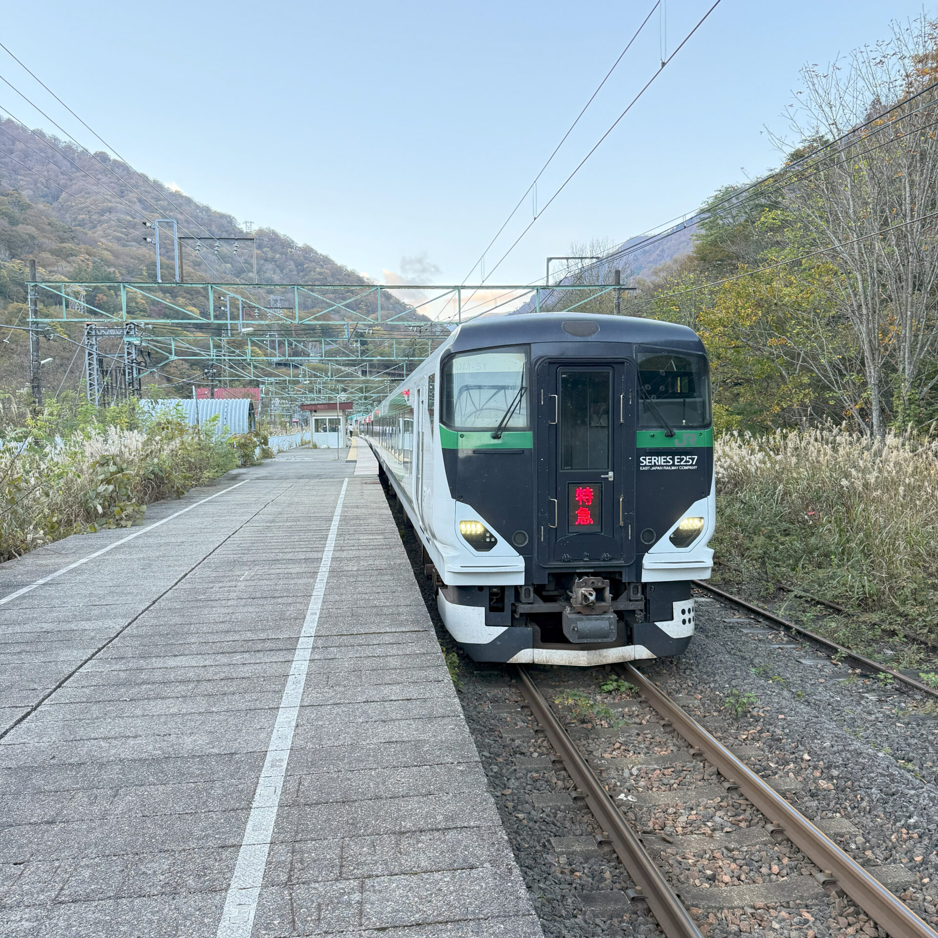 土合駅ホームに停車する谷川岳ループ号