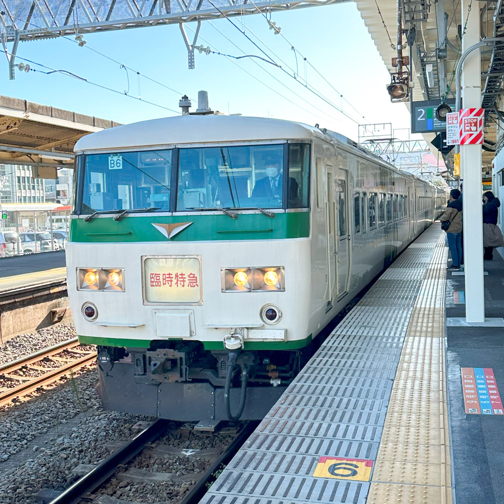 185系電車伊東駅にて