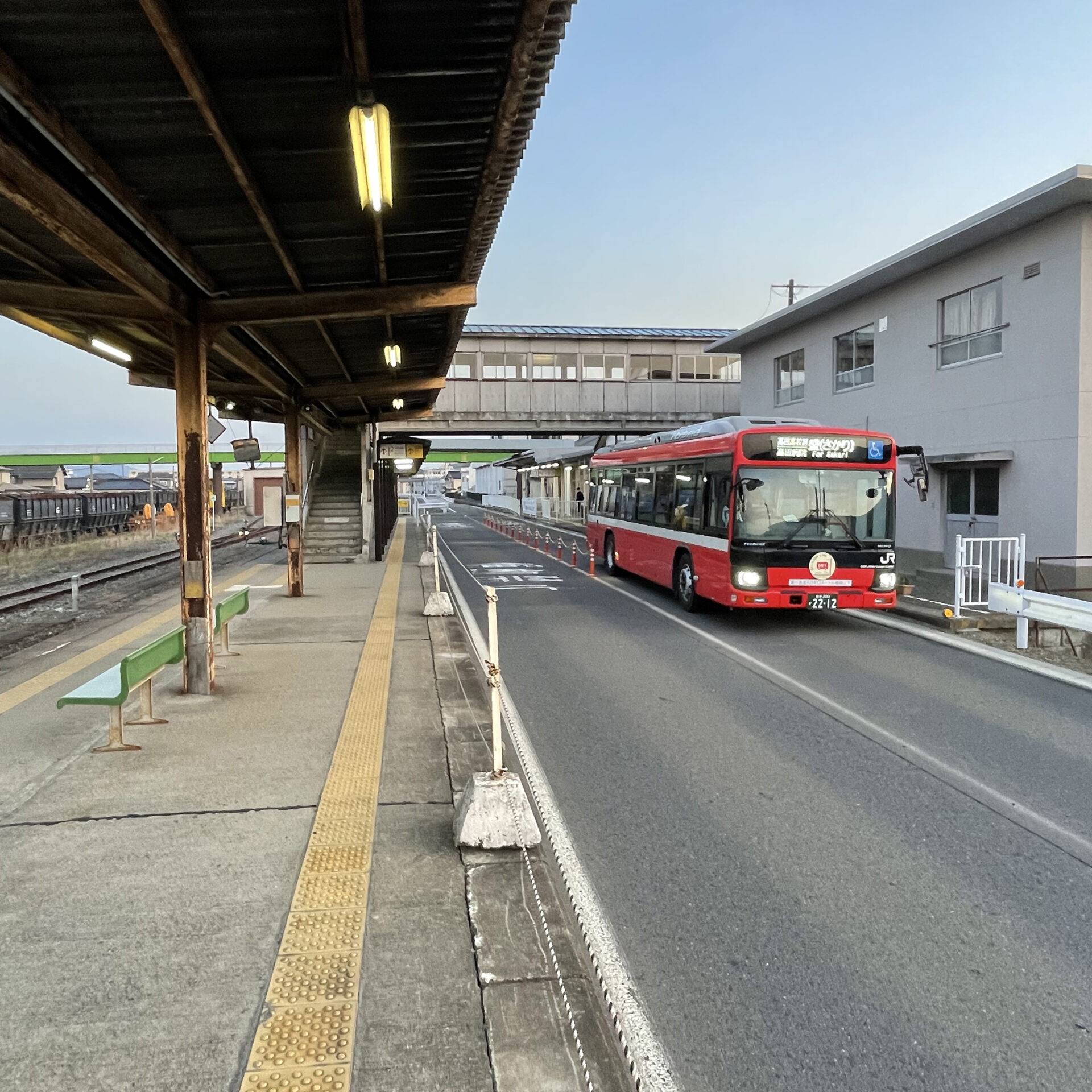 盛駅に到着した大船渡線BRT