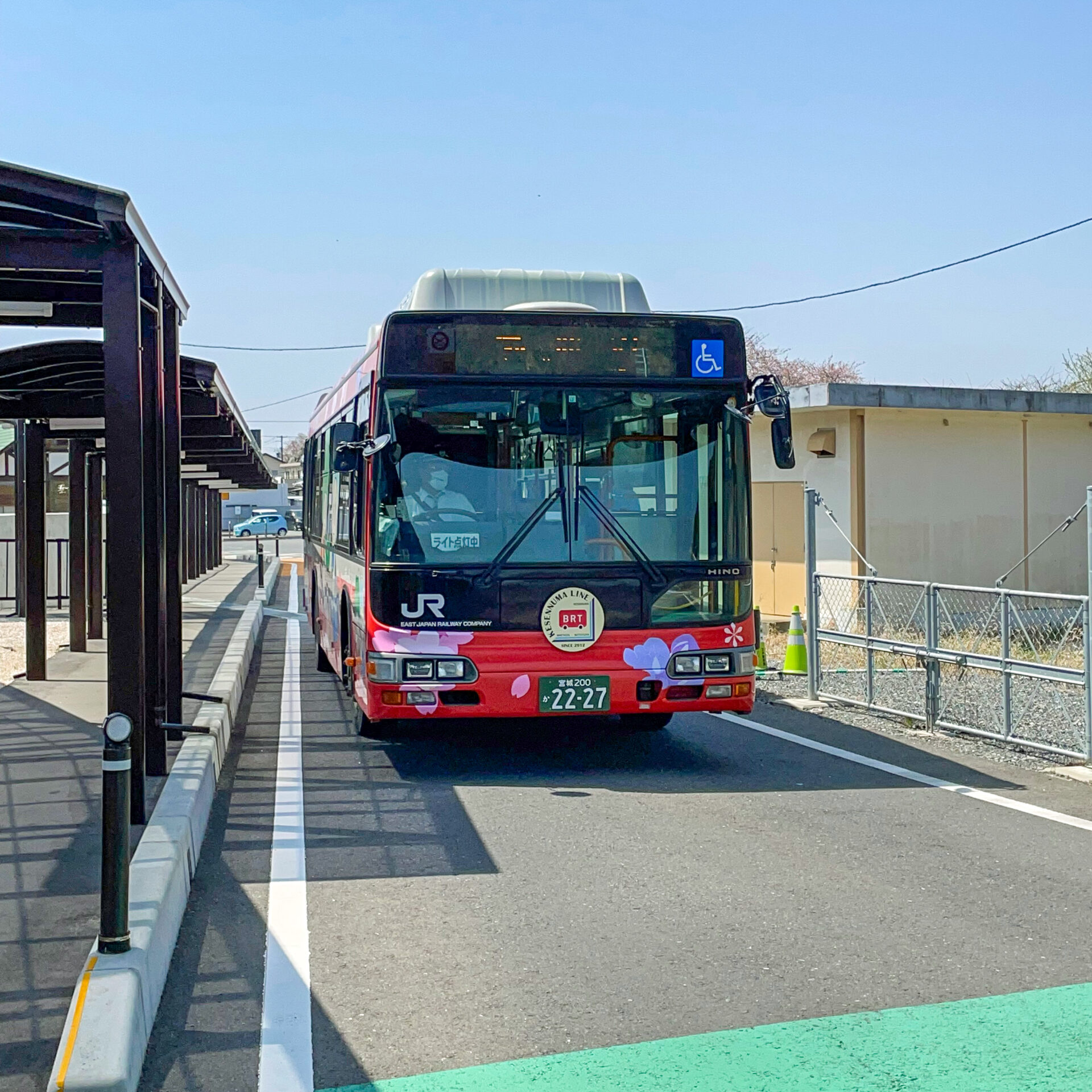 柳津駅に入るBRT