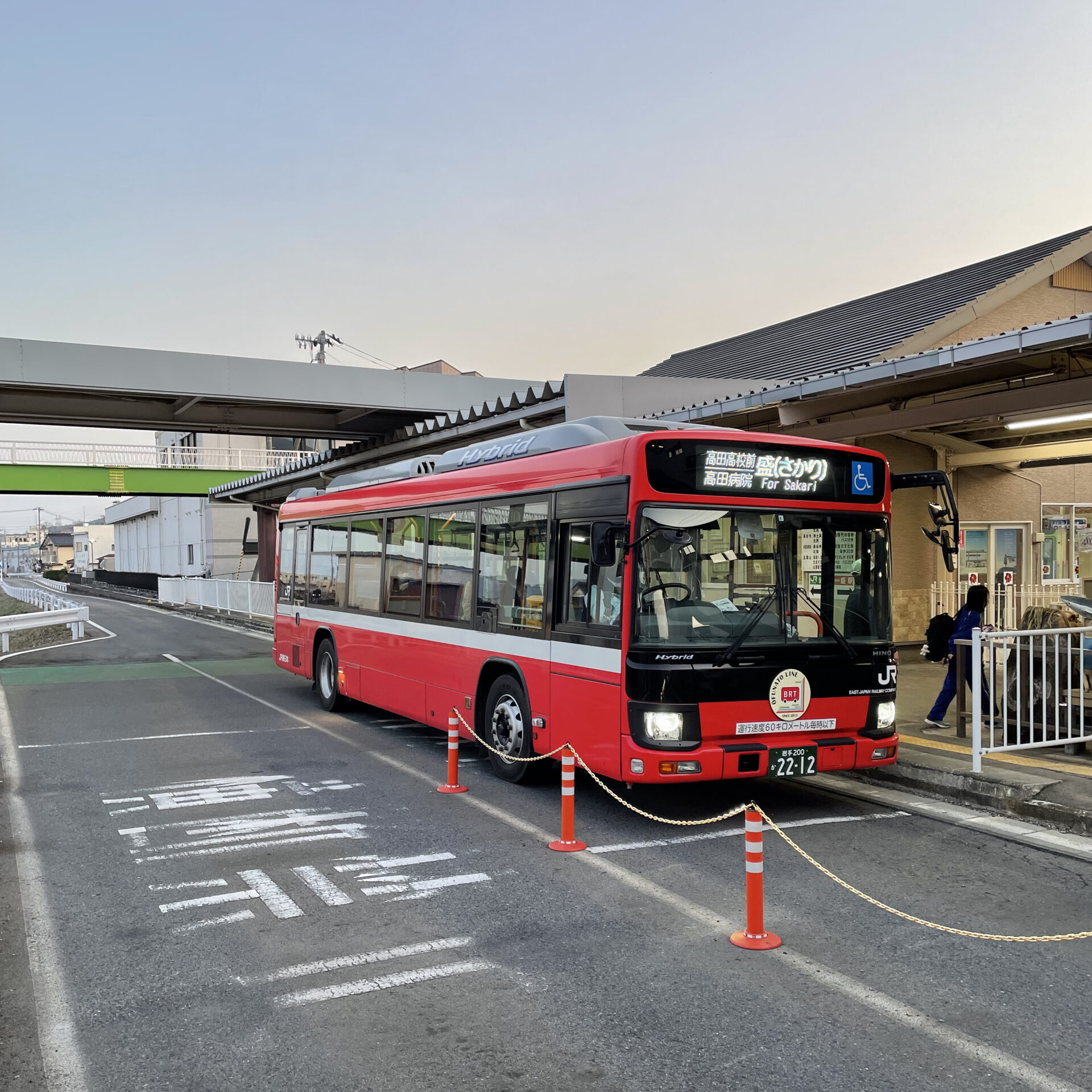 盛駅に到着したBRT