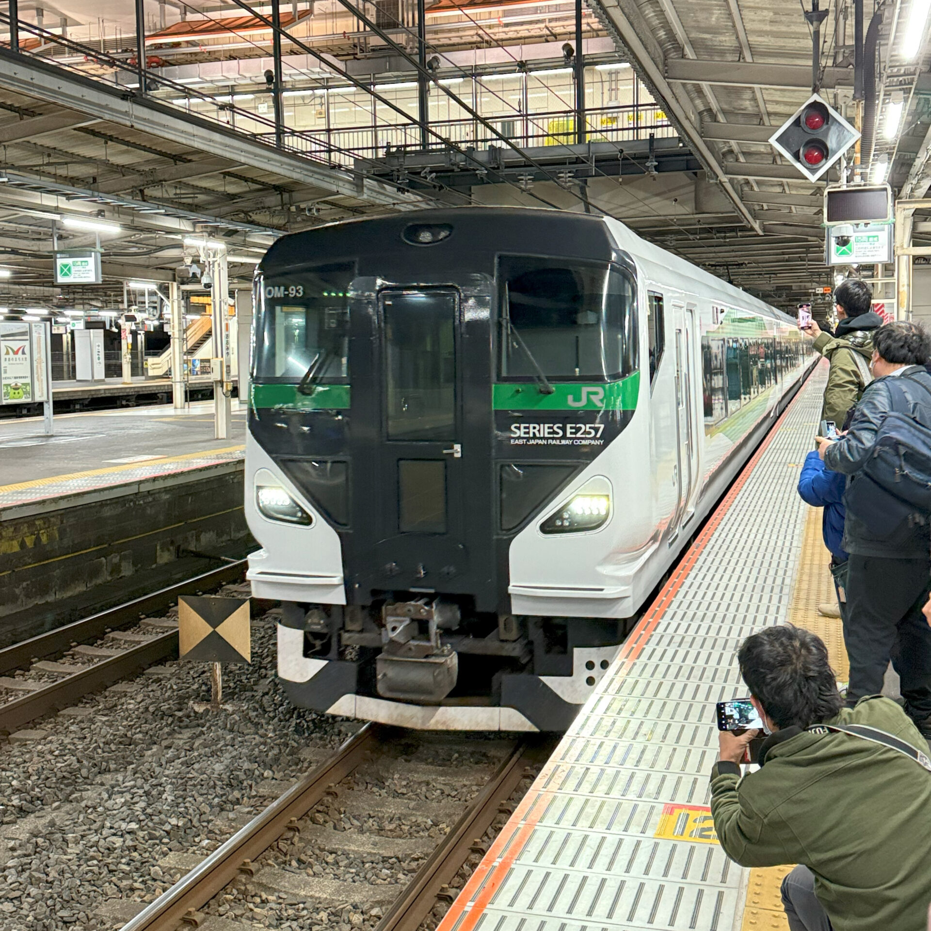 犬吠初日の出号が入線