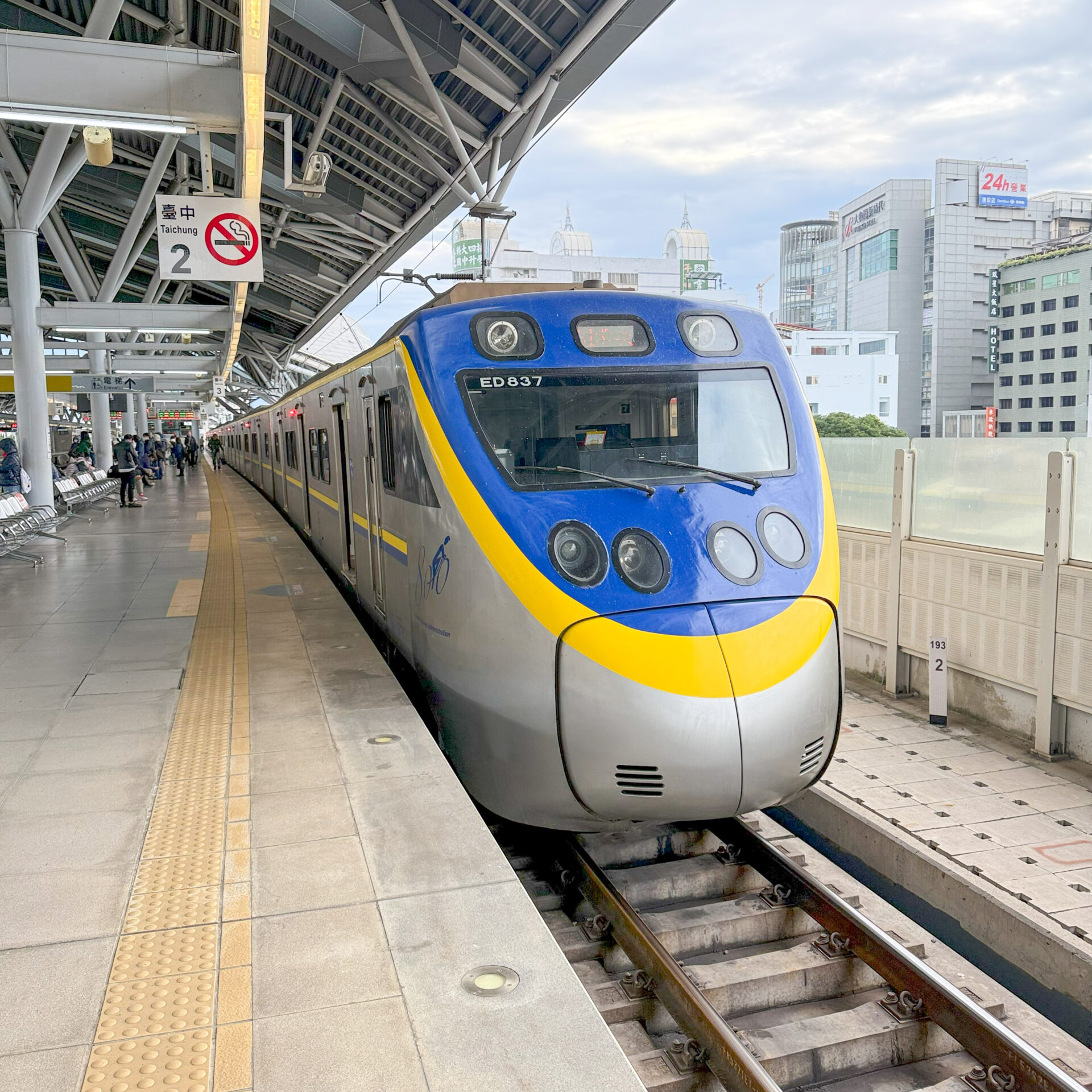 台鐵区間車台中駅にて