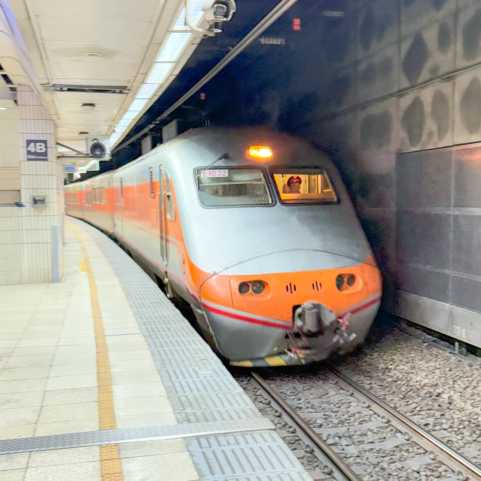 プッシュプル型自強号台北駅にて