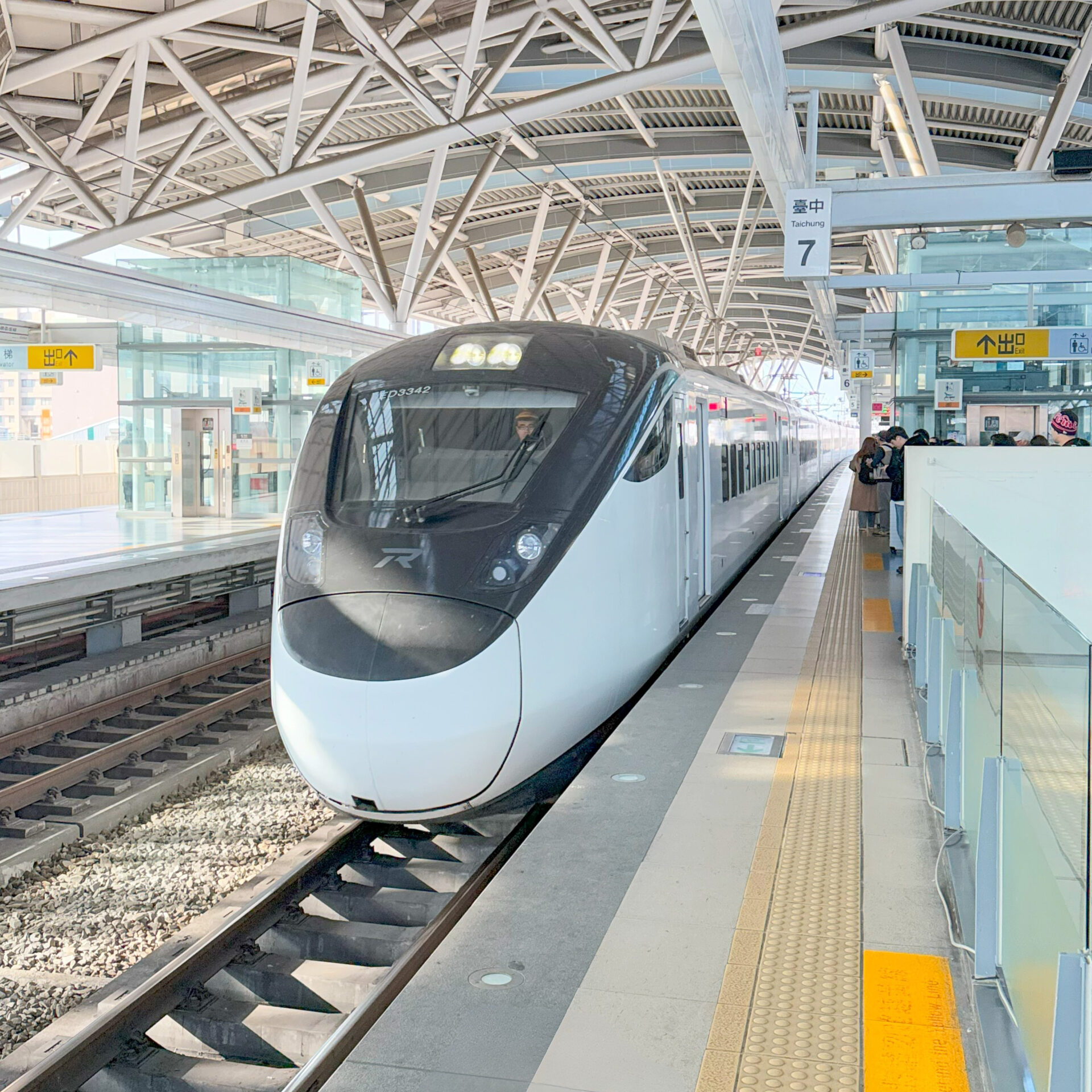 台鐵新自強号EMU3000型台中駅にて