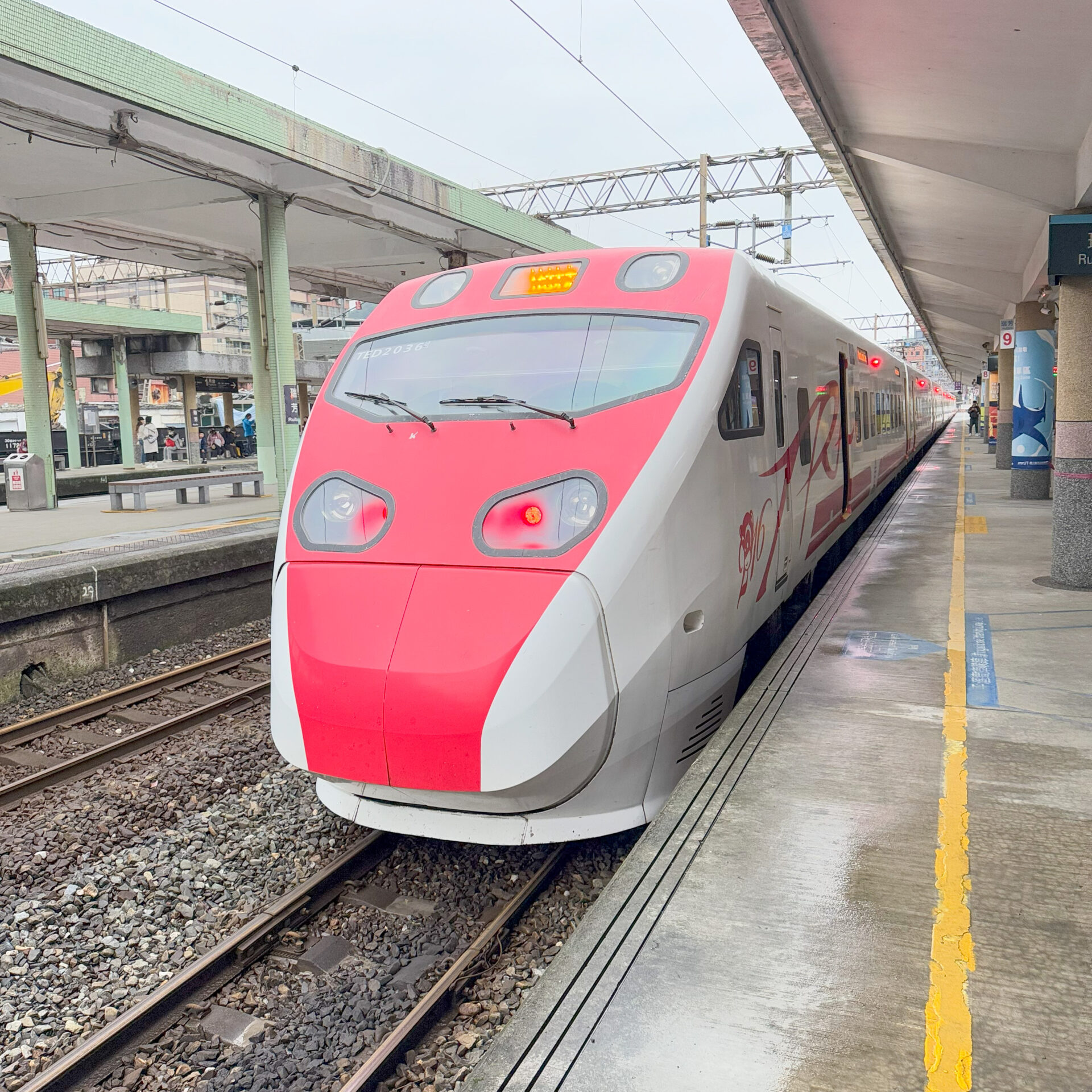 台鐵普悠瑪号瑞芳駅にて