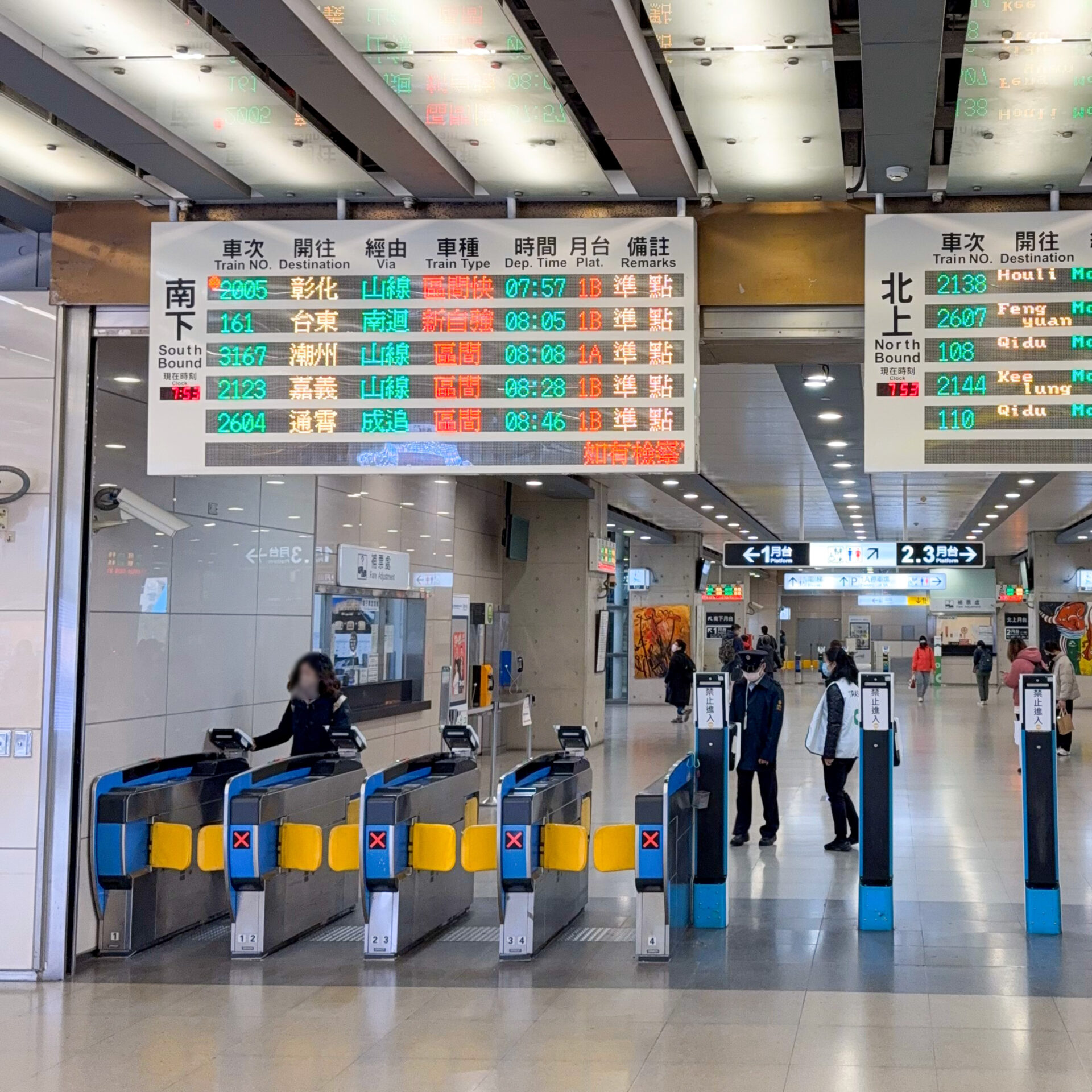 台中駅改札口に設置された発車標