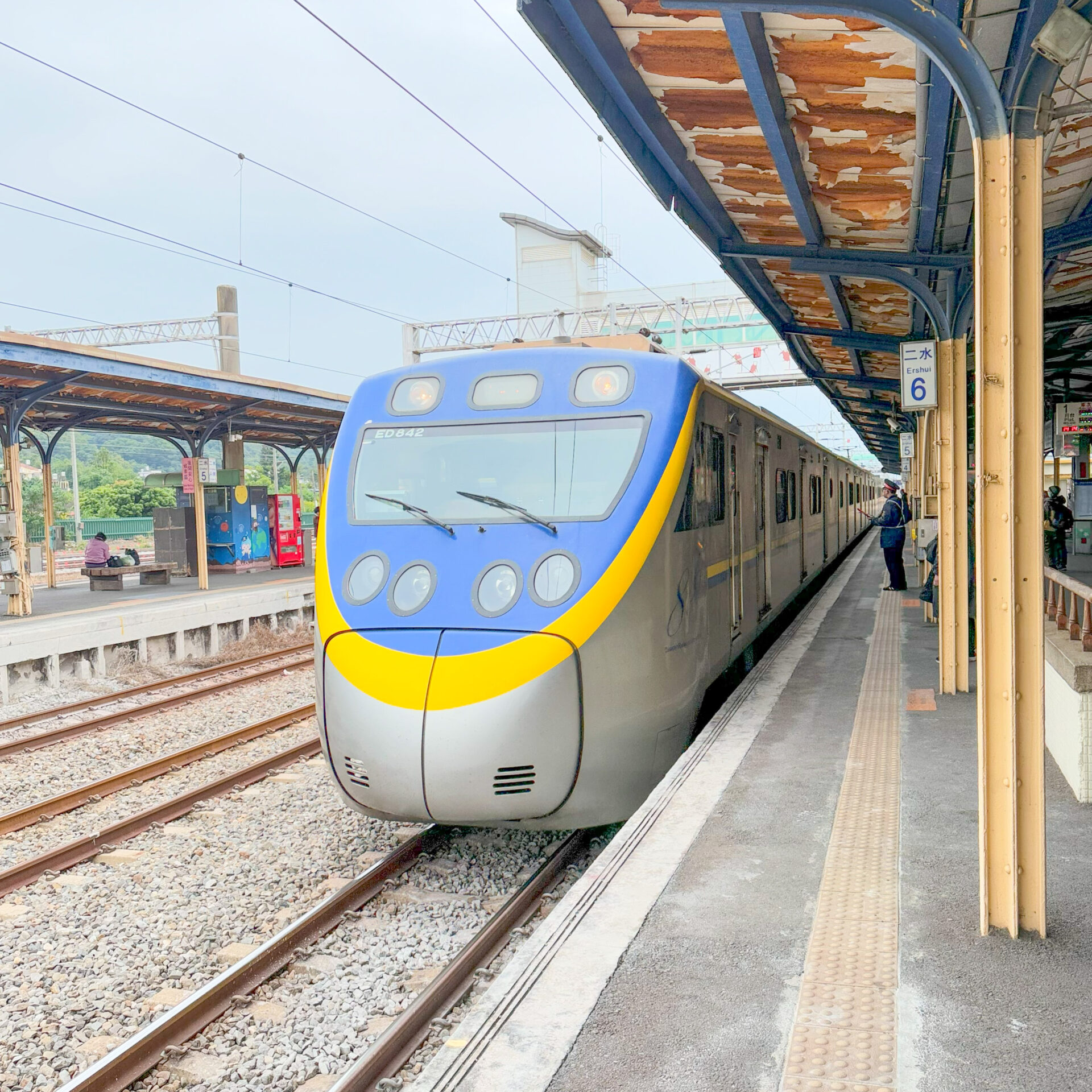 台鐵二水駅に入線する区間車